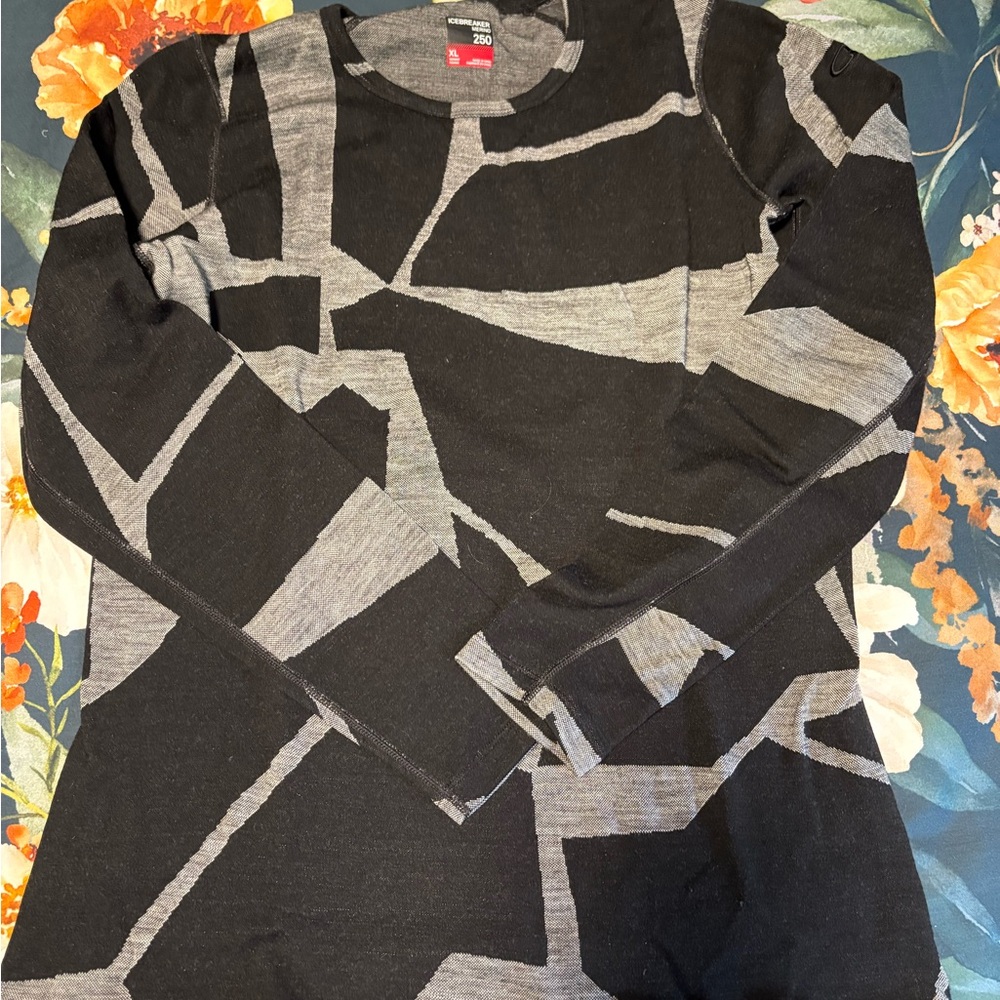 Icebreaker Black and Gray Crewneck Sweater with Modern Geometric Design 250